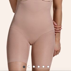 Body: 75% Nylon, 25% Spandex
Lining: 81% Nylon, 19% Spandex
Gusset: 100% Cotton